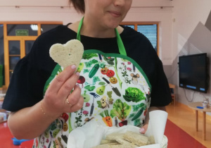 pani Justyna pokazuje wykrojony chlebek